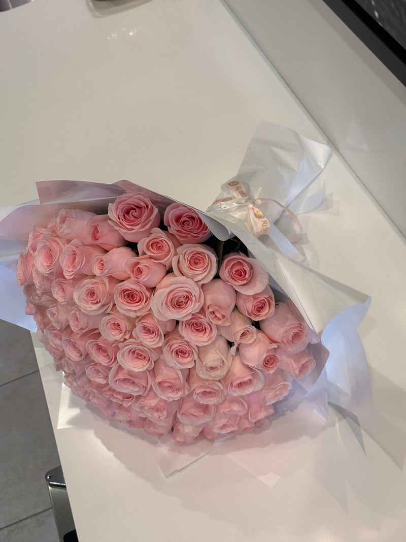 Hand Bouquet Fresh Roses Flowers .